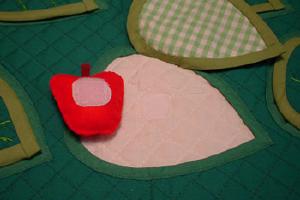 葉っぱの下にくっつける