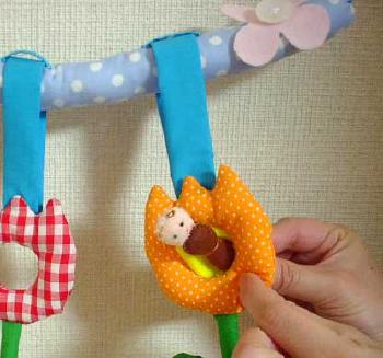 ちょうちょがチューリップをくぐります。